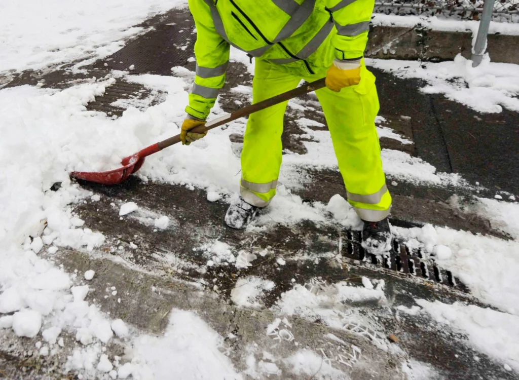 snow removal with snow shovel 1